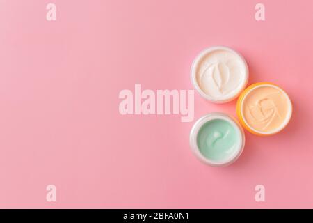 Gläser kosmetische Creme auf farbigen Hintergrund Stockfoto