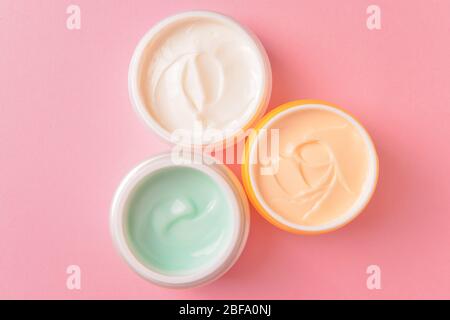Gläser kosmetische Creme auf farbigen Hintergrund Stockfoto