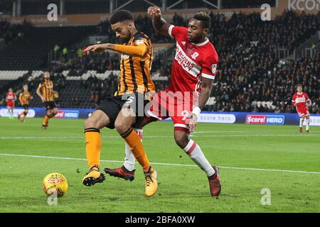 KINGSTON UPON HULL, GROSSBRITANNIEN. Michael Hector von Hull City und Middlesbrough's Britt Assombalonga in Aktion während des Sky Bet Championship Matches zwischen Hull City und Middlesbrough im KC Stadium, Kingston upon Hull am Dienstag, den 31. Oktober 2017. (Quelle: Mark Fletcher, Mi News) Stockfoto