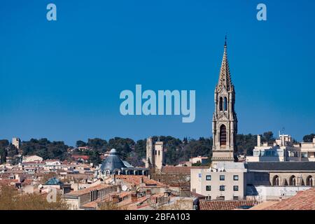 Luftaufnahme der Kirche Sainte-Perpétue und Sainte-Félicité (französisch: Église Sainte-Perpétue et Sainte-Félicité) in Nîmes, Frankreich. Stockfoto