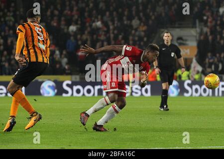 KINGSTON UPON HULL, UK.Britt Assombalonga von Middlesbrough michael Hector von hull City während des Sky Bet Championship Matches zwischen Hull City und Middlesbrough im KC Stadium, Kingston upon Hull am Dienstag, den 31. Oktober 2017. (Quelle: Mark Fletcher, Mi News) Stockfoto