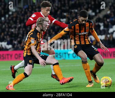 KINGSTON UPON HULL, GROSSBRITANNIEN. Middlesbrough's Marcus Tavernier in Aktion mit David Meyler und Michael Hector von Hull City während des Sky Bet Championship-Spiels zwischen Hull City und Middlesbrough im KC Stadium, Kingston upon Hull am Dienstag, den 31. Oktober 2017. (Quelle: Mark Fletcher, Mi News) Stockfoto