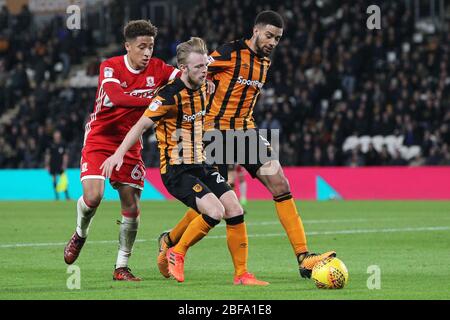 KINGSTON UPON HULL, GROSSBRITANNIEN. Middlesbrough's Marcus Tavernier in Aktion mit David Meyler und Michael Hector von Hull City während des Sky Bet Championship-Spiels zwischen Hull City und Middlesbrough im KC Stadium, Kingston upon Hull am Dienstag, den 31. Oktober 2017. (Quelle: Mark Fletcher, Mi News) Stockfoto