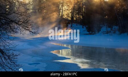 Sonnenaufgang an einem frigiden Morgen an der östlichen Gabelung des Chippewa Flusses. Stockfoto