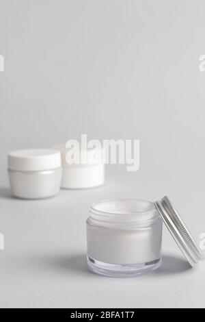 Gläser Creme auf hellem Hintergrund Stockfoto