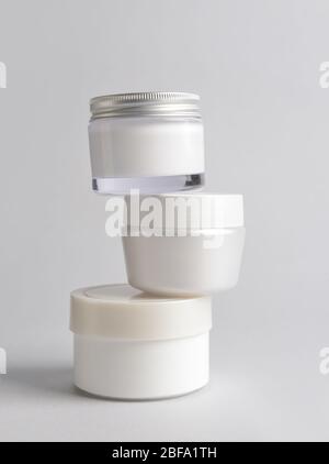 Gläser Creme auf hellem Hintergrund Stockfoto