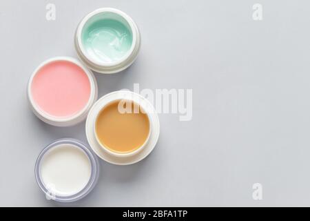 Gläser Creme auf hellem Hintergrund Stockfoto