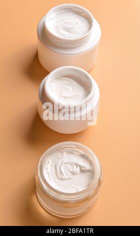 Gläser Creme auf farbigen Hintergrund Stockfoto