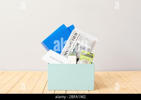 Box mit persönlichen Sachen auf dem Tisch. Konzept der Entlassung Stockfoto