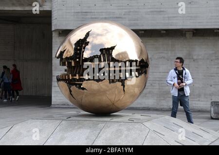 Berühmte Arnaldo Pomodoro Kunstwerke am Trinity College Dublin genannt sphere within sphere Stockfoto