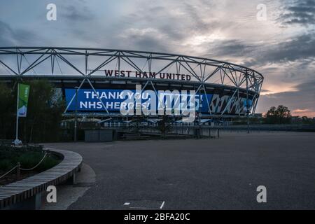 London, Großbritannien – 2. April 2020. Das London Stadium zeigt während der COVID-19-Pandemie eine blaue „Danke NHS“-Nachricht/ein blaues Schild an. Stockfoto