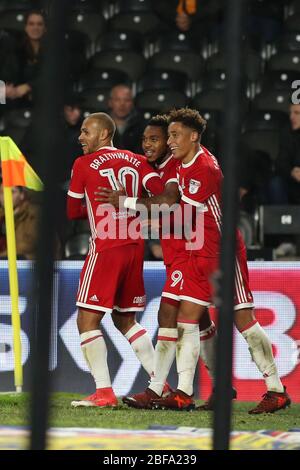 KINGSTON UPON HULL, GROSSBRITANNIEN. Britt Assombalonga aus Middlesbrough feiert mit Martin Braithwaite und Marcus Tavernier, nachdem sie ihr zweites Tor während des Sky Bet Championship Matches zwischen Hull City und Middlesbrough im KC Stadium, Kingston upon Hull am Dienstag, den 31. Oktober 2017, erzielt hatten. (Quelle: Mark Fletcher, Mi News) Stockfoto