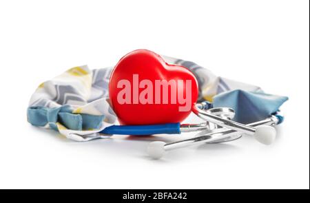 Stethoskop mit Deckel und Herz auf weißem Hintergrund Stockfoto