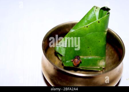 Indischer Mundspüßer Sweet Paan, Betelnussblatt serviert in einer Vintage-Messingschale mit indischem traditionellen Muster Stockfoto