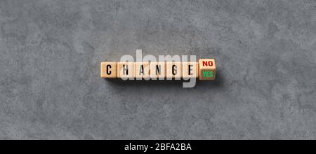 Würfel mit Buchstaben, die das Wort ÄNDERN und die Antwort JA oder NEIN auf konkreten Hintergrund - 3D-Darstellung Stockfoto
