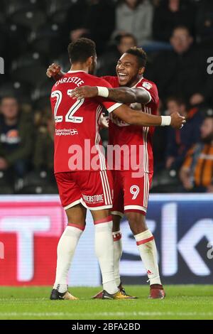 KINGSTON UPON HULL, GROSSBRITANNIEN. Britt Assombalonga aus Middlesbrough feiert mit Cyrus Christie nach ihrem zweiten Tor während des Sky Bet Championship-Spiels zwischen Hull City und Middlesbrough im KC Stadium, Kingston upon Hull am Dienstag, den 31. Oktober 2017. (Quelle: Mark Fletcher, Mi News) Stockfoto