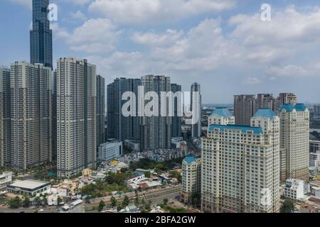 Luftaufnahme von ultramodernen Hochhausanlagen in Ho Chi Minh City, Vietnam mit Blick auf den Saigon River Stockfoto