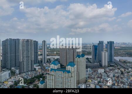 Luftaufnahme von ultramodernen Hochhausanlagen in Ho Chi Minh City, Vietnam mit Blick auf den Saigon River Stockfoto