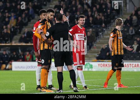 KINGSTON UPON HULL, GROSSBRITANNIEN. Middlesbrough's Ashley Fletcher(L) und Marvin Johnson sehen als Schiedsrichter Tim Robinson von Hull City's Michael Hector während des Sky Bet Championship Matches zwischen Hull City und Middlesbrough im KC Stadium, Kingston upon Hull am Dienstag, den 31. Oktober 2017, sendet. (Quelle: Mark Fletcher, Mi News) Stockfoto