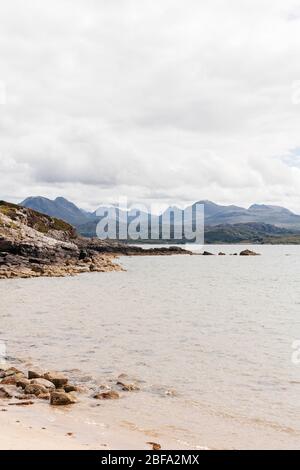 Blick Richtung Beinn Alligin in Torridon vom Big Sands Strand in der Nähe von Gairloch, Wester Ross, Highland, Schottland, Großbritannien. Stockfoto