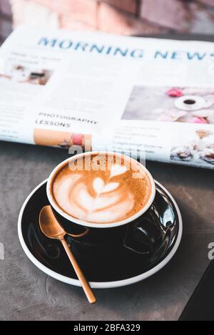 Tasse leckeren Cappuccino auf grauem Tisch Stockfoto