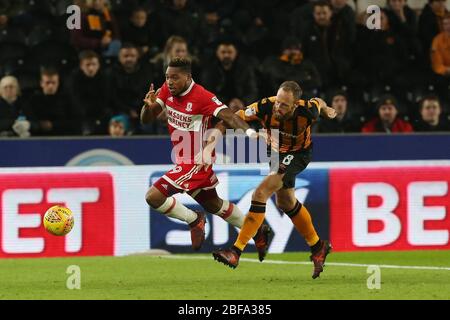 KINGSTON UPON HULL, GROSSBRITANNIEN. Britt Assombalonga aus Middlesbrough in Aktion mit David Meyler aus Hull City während des Sky Bet Championship-Spiels zwischen Hull City und Middlesbrough im KC Stadium, Kingston upon Hull am Dienstag, den 31. Oktober 2017. (Quelle: Mark Fletcher, Mi News) Stockfoto