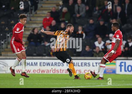 KINGSTON UPON HULL, GROSSBRITANNIEN. Marcus Tavernier von Middlesbrough beobachtet, während Teamkollege Britt Assombalonga am Dienstag, den 31. Oktober 2017, im KC Stadium, Kingston upon Hull, im Sky Bet Championship-Spiel zwischen Hull City und Middlesbrough gegen David Meyler von Hull spielt. (Quelle: Mark Fletcher, Mi News) Stockfoto