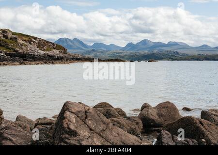 Blick Richtung Beinn Alligin in Torridon vom Big Sands Strand in der Nähe von Gairloch, Wester Ross, Highland, Schottland, Großbritannien. Stockfoto