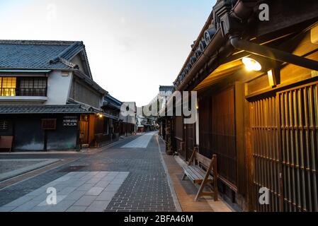 Takehara Stadtbild Naturschutzgebiet in der Dämmerung. Die Straßen gesäumt mit alten Gebäuden aus Edo, Meiji Perioden, eine beliebte Touristenattraktionen in Takehara Stockfoto