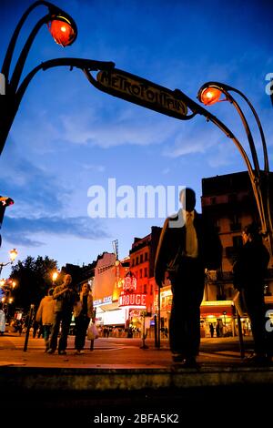 Eingang zur Metro und Moulin Rouge, Montmartre, Paris, Frankreich Stockfoto