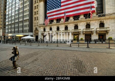 Furchtloses Mädchen mit Maske auf der Wall Street in New York City auf PAUSE während der Coronavirus COVID-19 Pandemie Stockfoto