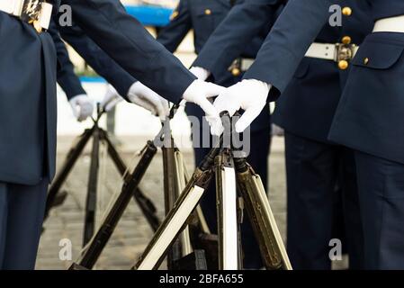 Izmir, Türkei - 29. Oktober 2015: Stapel von Gewehren und mit Luftwaffensoldaten mit blauen Uniformen am Tag der Republik Türkei Izmir Türkei. Stockfoto