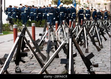 Izmir, Türkei - 29. Oktober 2015: Stapel von Gewehren und defokussierten Luftwaffensoldaten mit blauen Uniformen auf dem Hintergrund. Am Tag der Republik Türkei Stockfoto