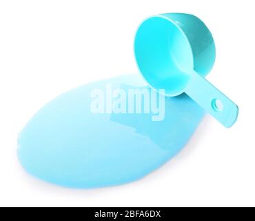 Schaufel und flüssiges Waschmittel auf weißem Hintergrund Stockfoto