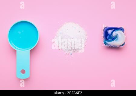 Schaufel und Waschmittel auf farbigem Hintergrund Stockfoto