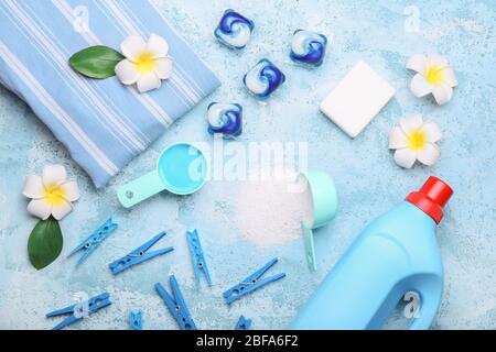 Zusammensetzung mit Kleidung und Waschmittel auf farbigem Hintergrund Stockfoto