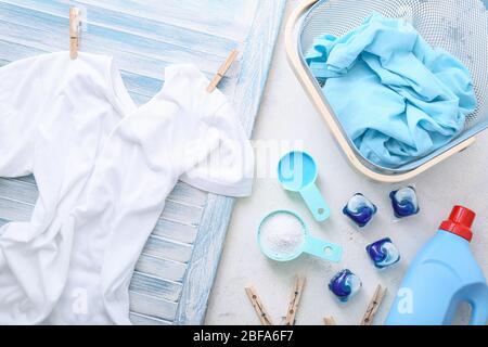Zusammensetzung mit Waschmitteln auf hellem Hintergrund Stockfoto