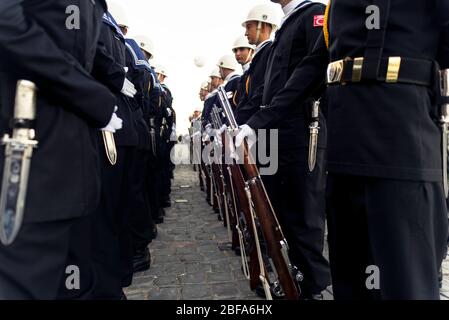 Izmir, Türkei - 29. Oktober 2015: Schwarze uniformierte türkische Marine Soldaten warten auf Linie mit Gewehren Alsancak Izmir Türkei und es ist Tag der Republik TU Stockfoto