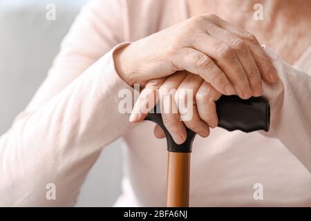 Ältere Frau, die zu Hause an geistiger Behinderung leidet, Nahaufnahme Stockfoto
