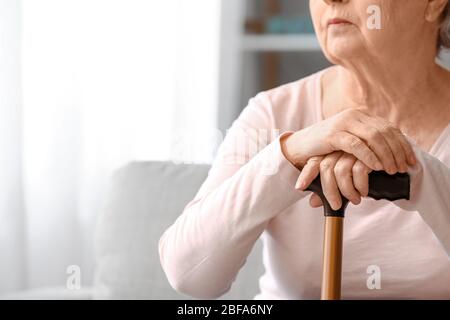Ältere Frau, die zu Hause an geistiger Behinderung leidet Stockfoto