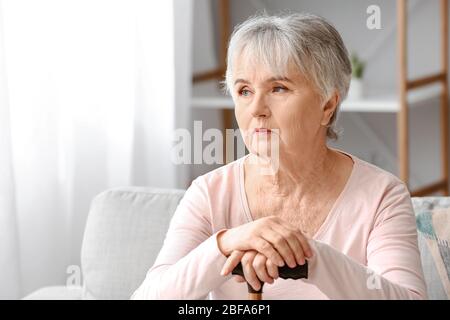 Ältere Frau, die zu Hause an geistiger Behinderung leidet Stockfoto