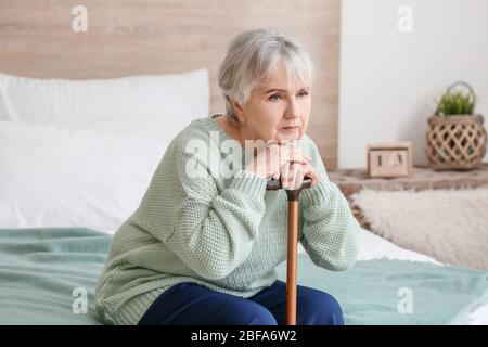 Ältere Frau, die zu Hause an geistiger Behinderung leidet Stockfoto