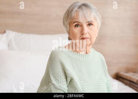 Ältere Frau, die zu Hause an geistiger Behinderung leidet Stockfoto