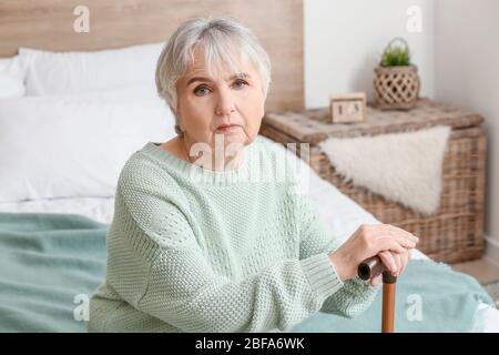 Ältere Frau, die zu Hause an geistiger Behinderung leidet Stockfoto
