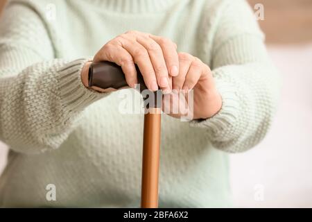 Ältere Frau, die zu Hause an geistiger Behinderung leidet, Nahaufnahme Stockfoto