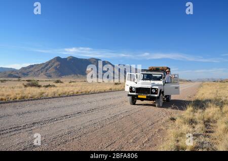 Roadtrip durch die namibische Wüste in einem Geländewagen mit einem Dachzelt. Afrikanischer Abenteuerurlaub. Stockfoto
