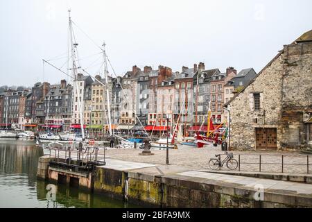 Honfleur, Normandie, Frankreich. Französische Gemeinde im Departement Calvados. Juli 2019. Schöner typischer Hafen (Hafen) mit Fischerbooten, Segelbooten Stockfoto