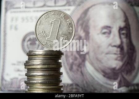 Dollar und chinesischer Yuan. Konzept des Wechsels. Wirtschaftskrise, Niedergang der Weltwirtschaft. Abwertung des chinesischen Yuan. Fall des chinesischen Währungsfisches Stockfoto