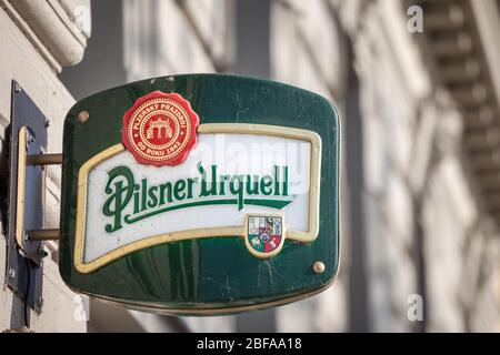 PRAG, TSCHECHIEN - 31. OKTOBER 2019: Pilsner Urquell Logo vor einer lokalen Handelsbar. Pilsner ist eine tschechische Marke von leichtem Lagerbier, dem ersten Pil Stockfoto