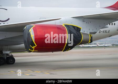 Glasgow, Großbritannien. April 2020. Im Bild: Virgin Atlantic Jets am Glasgow Airport. Aufgrund der Coronavirus (COVID-19) Pandemie, die die meisten Fluggesellschaften gegründet hat, hat der Flughafen Glasgow Virgin Atlantic Boeing 747-400 mit dem Spitznamen Ruby Tuesday und ihren Airbus A330-300 mit dem Spitznamen Honkytonk Woman beherbergt. Beide Jets sahen hier mit ihren Motoren, die in Plastikplanen verpackt waren, um Nestvögel aus dem Inneren der Motoren zu halten. Quelle: Colin Fisher/Alamy Live News Stockfoto